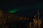 As cores da Aurora reflerem no Yukon River, em Dawson City, no noroeste do Canadá